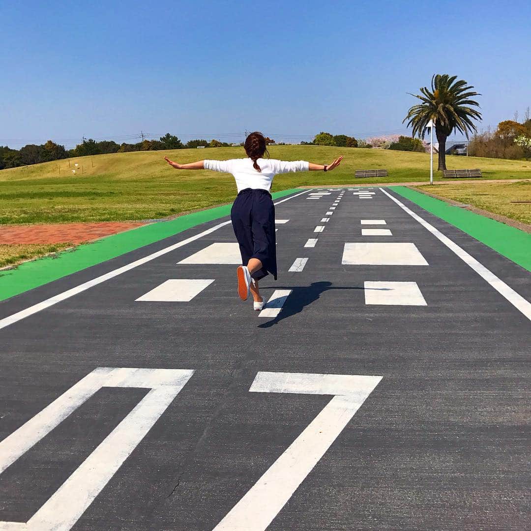 のインスタグラム：「キーーーン！  #ANAマネフォト #ミニ滑走路 #ふれあい公園 #山口宇部空港 #山口 #離陸 #着陸 #runway #airport #park #departure #landing #yamaguchi #japan #ANA旅 #ana_jp」