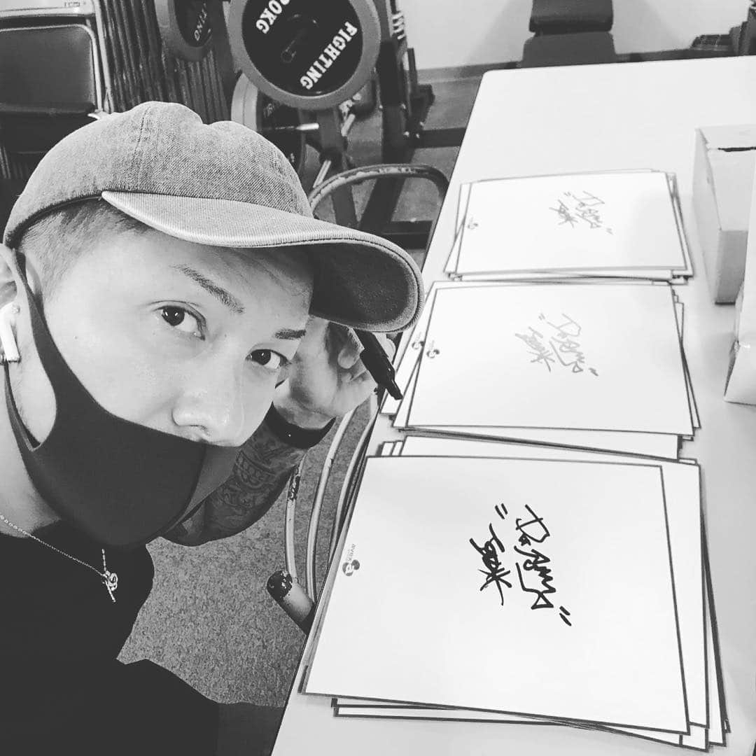 ISSA さんのインスタグラム写真 - (ISSA Instagram)「何かを書き書き😃🗒🖊✨(^^) #issa  #dapump  #livedapump20162017redlive20th  #20170611  #舞浜アンフィシアター  #dontmissit  #dprh  #サイン  #書き書き  #お楽しみに」6月6日 19時34分 - issa_hentona