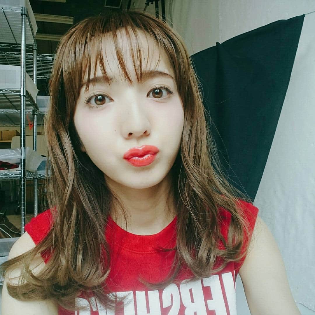 平木愛美のインスタグラム：「撮影おーわり。  唇うすめだからちょこっと、オーバーリップ💄」