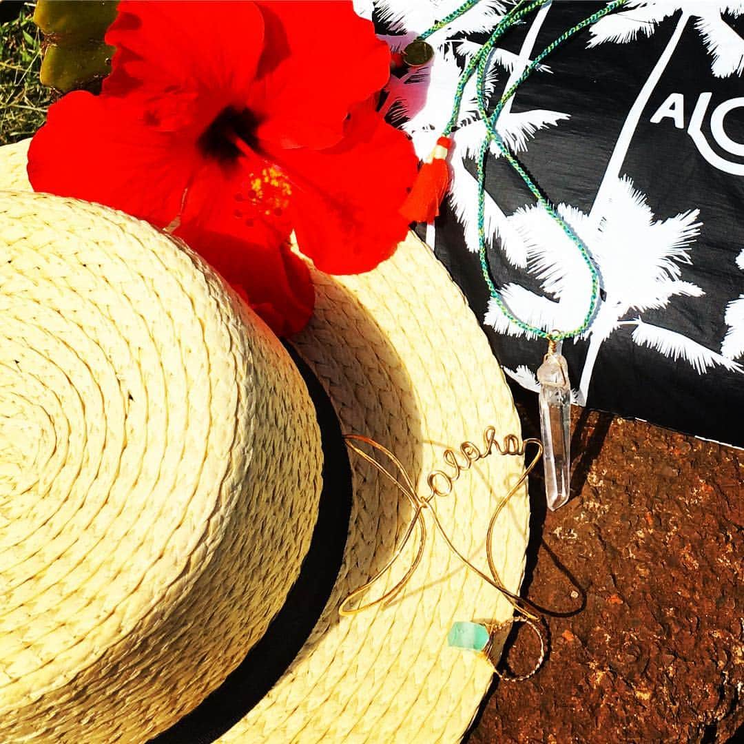 工藤まやさんのインスタグラム写真 - (工藤まやInstagram)「今日の小物🌺 クォーツネックレスとエコリングがボヘミアンとリゾートの間くらいのデザインでお気に入り💚 #hawaii #today #summer #accessories #hat」5月23日 13時31分 - mayahawaii325