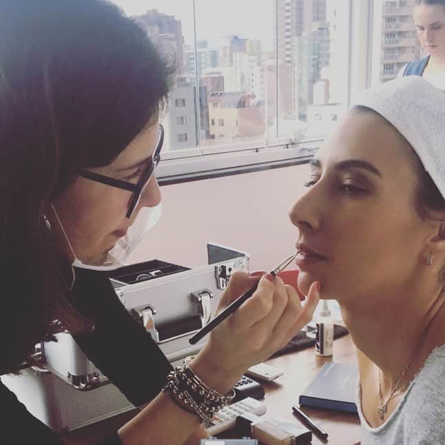 シェイラ・カストロのインスタグラム：「Ei gente! Hoje foi dia de making of, porque vou tenho novidades em breve pra vocês! Beijinhos e boa semana! 💪🏼👊🏼💕😊💄」