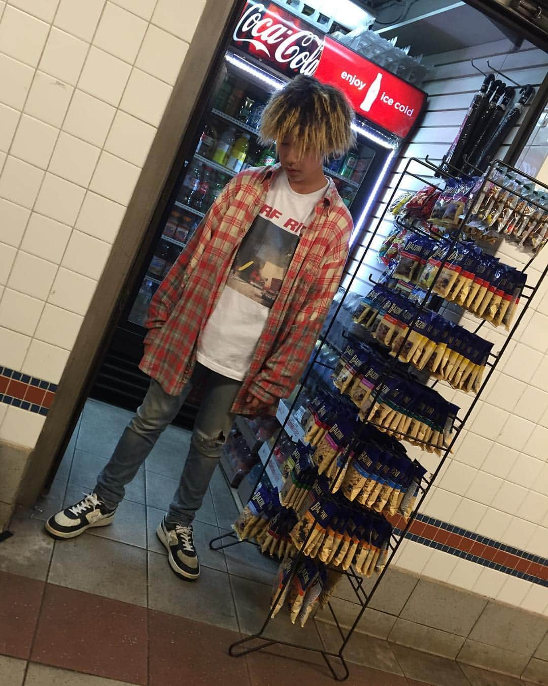 藤田織也のインスタグラム：「While I'm waiting for train... #richardson #flannel #fashion #vintage #nyc #subway #deli #surfriot #bape #bapesta #projecttaro #藤田織也 #kenyafujita #jrexile @richardsonworld」