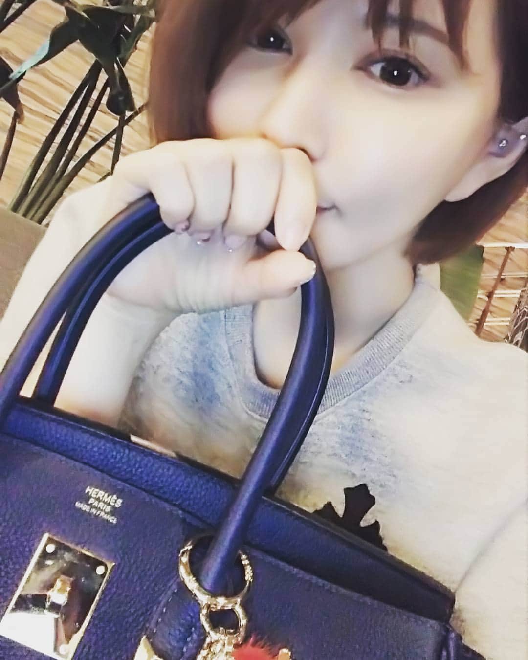里美ゆりあのインスタグラム：「打ち合わせ終わって今からエステ💆✨ #エステ#バーキン#hermes #HERMES」