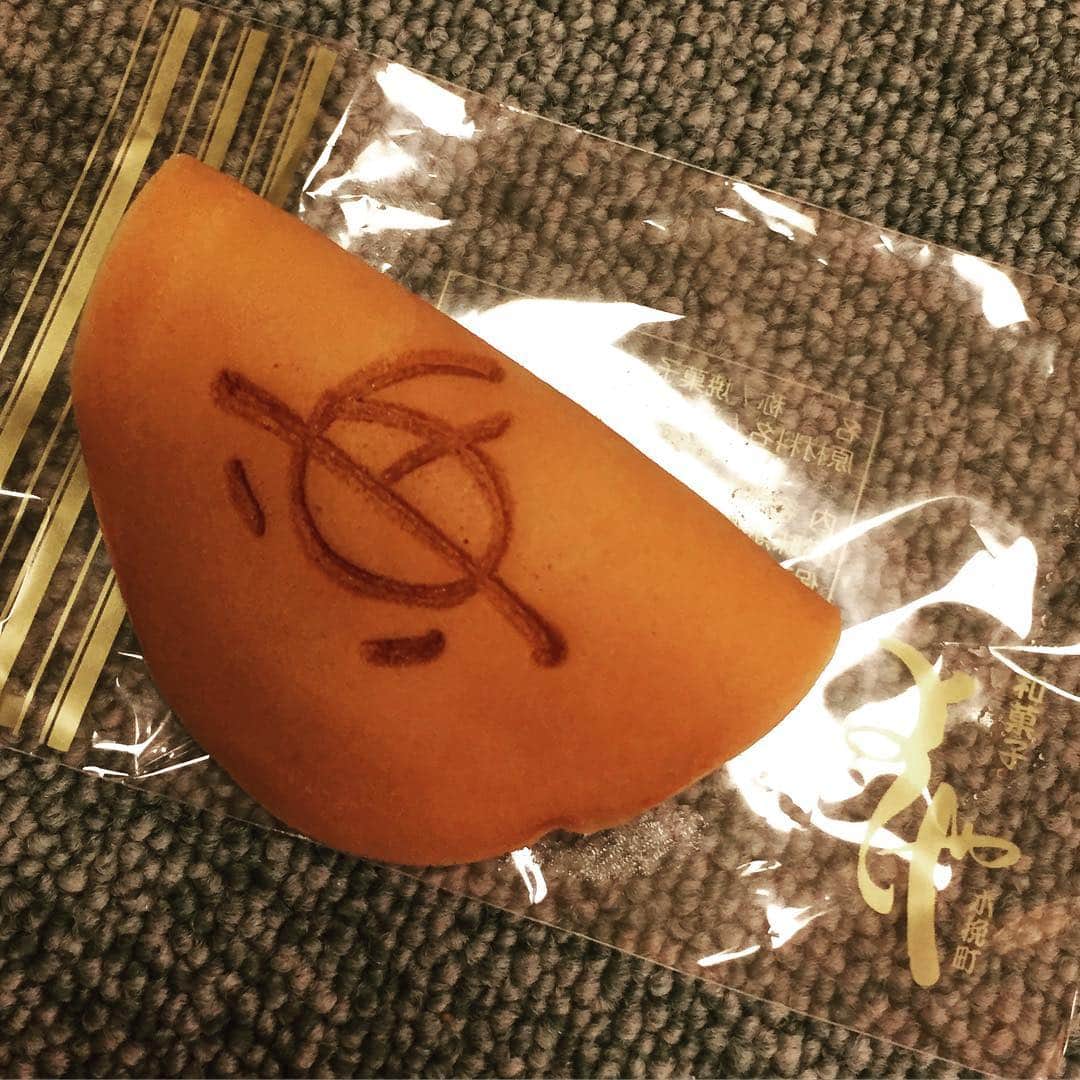 坂東亀三郎さんのインスタグラム写真 - (坂東亀三郎Instagram)「歌舞伎座裏の和菓子屋「木挽町よしや」で使えるどら焼き用の倅マン専用の焼印をデザインして作って頂いたのですよ！ 六代目亀三郎なので、「6」と「六」を合わせてなんとか「亀」っぽくしてみました！！」5月23日 14時11分 - otowayabando