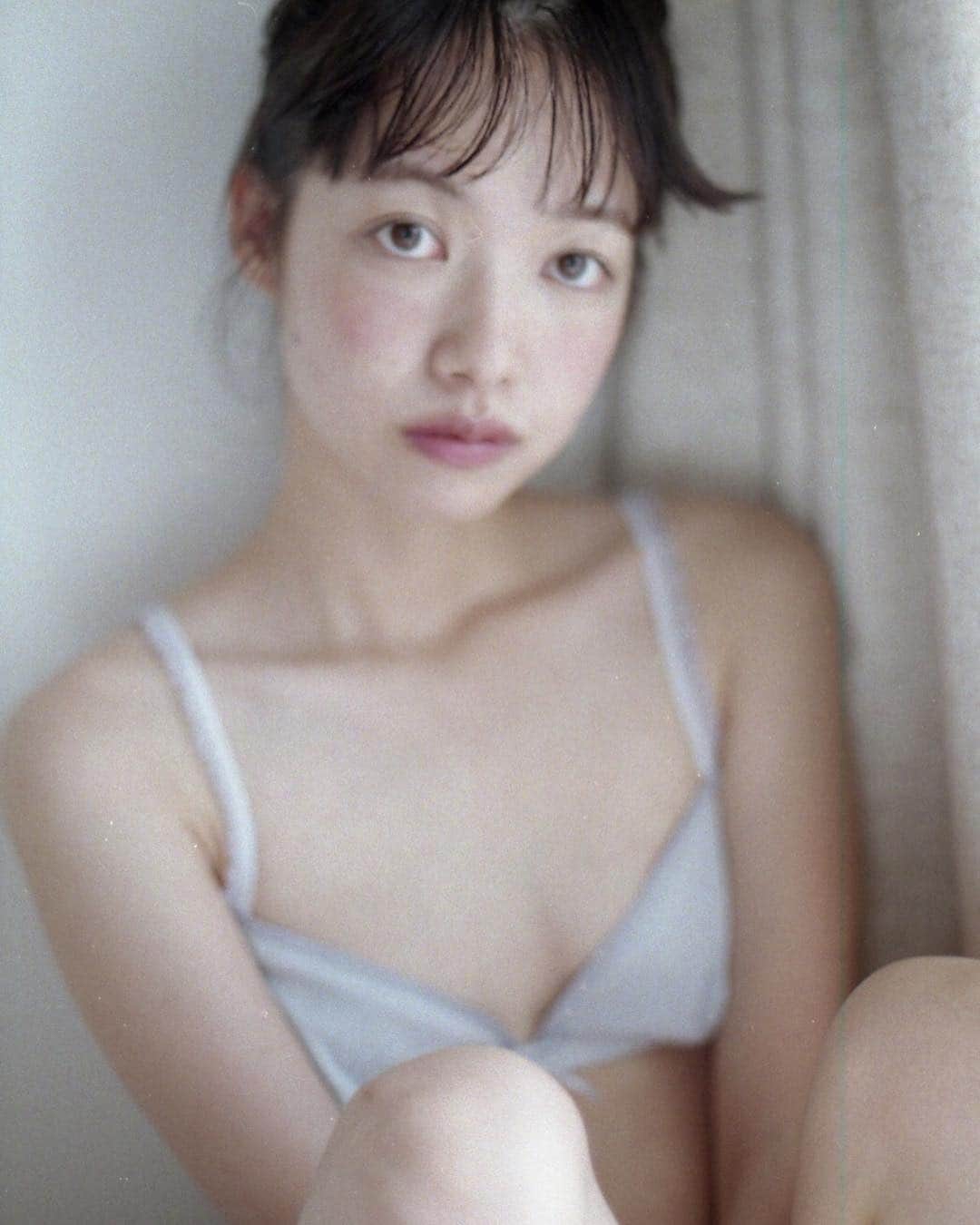花盛友里のインスタグラム：「しおり姫。 可愛い。 かわいい！ . ヘアメイク @bluetomatomai さん、かわいい！ . . #空き時間 #たくさん投稿 #girl #japan #japanese #portrait #脱いでみた #花盛友里」