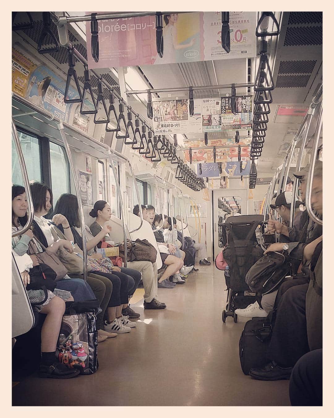 Lu Lanotteのインスタグラム：「Regular day  #Tokyo #FOI2017 #Fantasyonicetour #japan #love #skatingshow #shightseeing #train #makuhari #japanesearethebest」