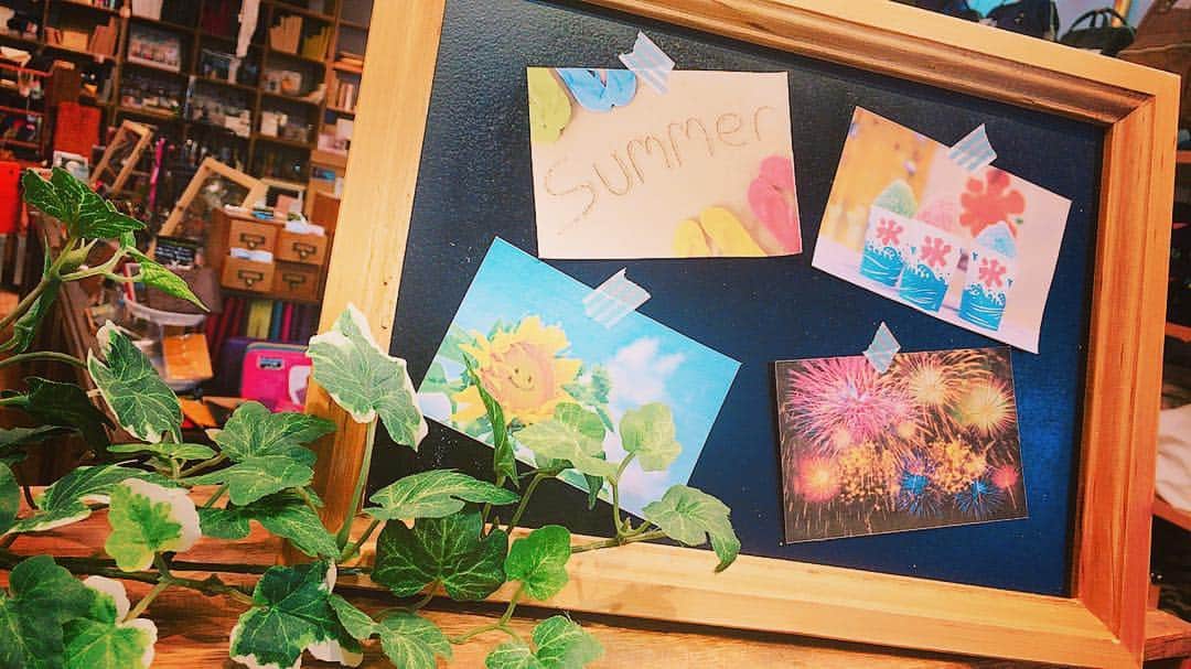 PENNAのインスタグラム：「[ラスティック チョークボード] 字を書かなくてもマスキングで写真を貼るだけでもとっても可愛くなります♪(´ε｀ ) 今年の夏の思い出を簡単に可愛くお部屋に飾ってみてはいかがですか🤗」