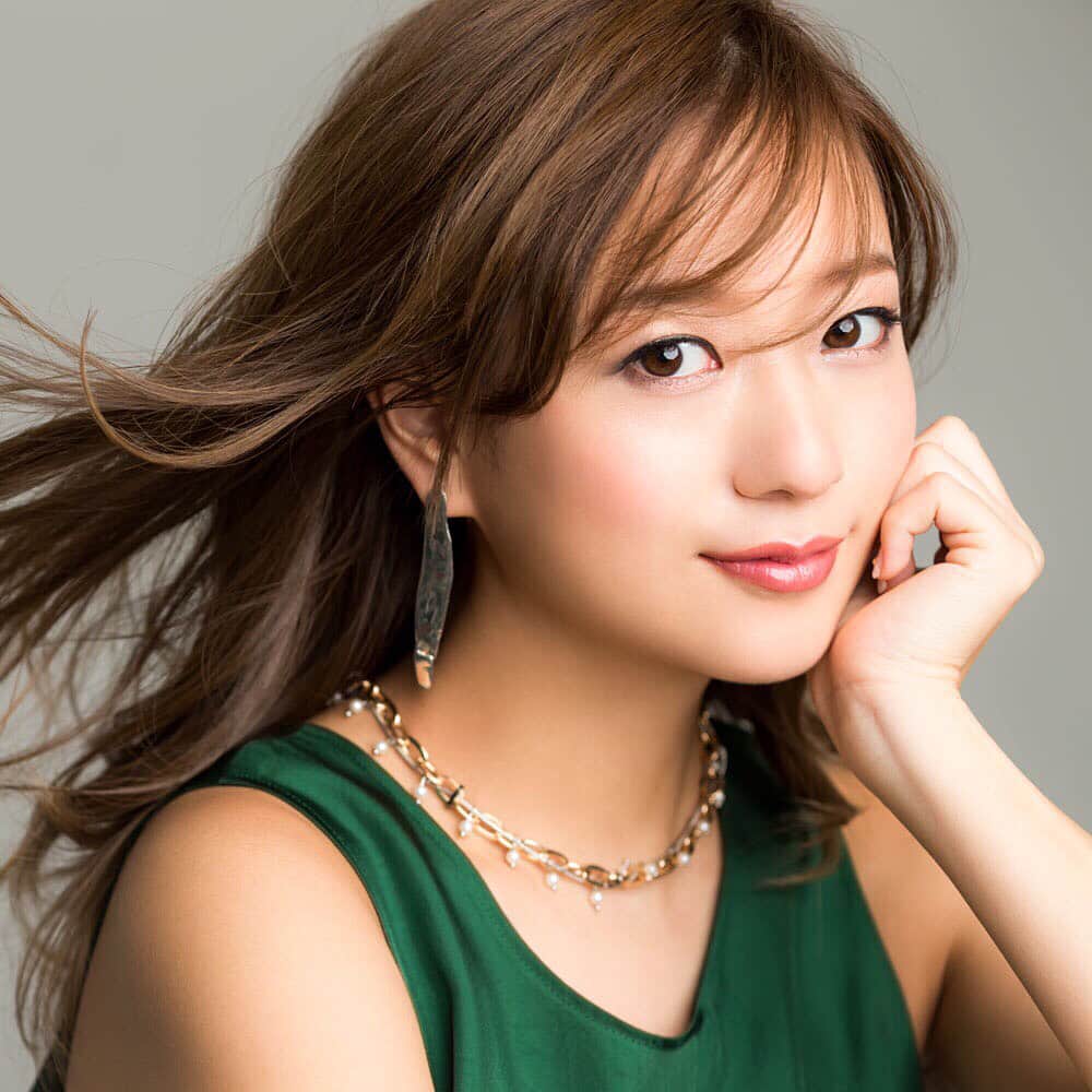 伊藤千晃さんのインスタグラム写真 - (伊藤千晃Instagram)「MAQUIA ONLINE 配信中✨ https://maquia.hpplus.jp/model_editor/account/itochiaki/detail  メイクアップアーティストの千吉良恵子さんに「＋3歳の大人メイク」をテーマにメイクをしていただきました💄  ちょっと一手間かけるだけでいつもよりキレイな大人メイクに仕上がるなんて！！ 知らなきゃ損するテクニック情報をたくさん教えていただきました‼️ みなさんぜひ見てね😊💕 #maquiaonline  #千吉良恵子  #伊藤千晃 #大人メイク #綺麗になりたい  #makeup  #私も実践中  #メイク大好き」5月23日 16時27分 - kikichiaki