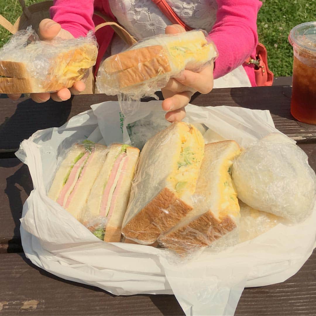 MAX鈴木さんのインスタグラム写真 - (MAX鈴木Instagram)「ハニメシ‼️ 海に遊びに行ったら、サプライズでお弁当🍱  サンドイッチとおにぎり🍙  外で食べるとなおうまし  いつまありがとう🍀  #ハニメシ #サンドイッチ #おにぎり #お弁当」5月23日 17時45分 - max_suzuki
