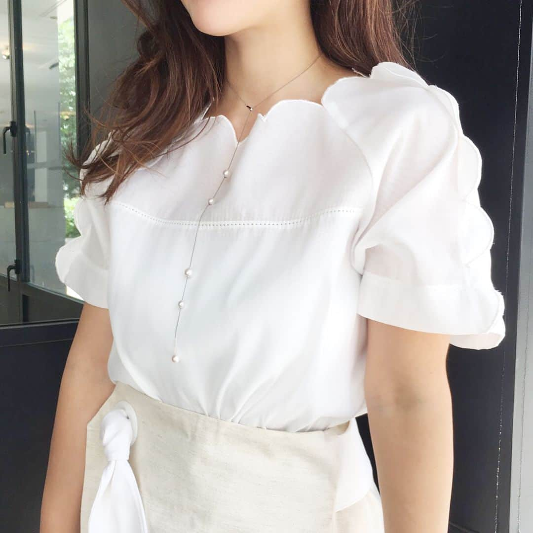 小川淳子さんのインスタグラム写真 - (小川淳子Instagram)「#outfit  今日はChesty  のトップスを主役に #white #coodinate  大好きなmiyu&marina  とランチ♡🤗 Happy Time みんなに会うと すごい元気になるよ〜♡ 大好き♡  パールのネックレスは  @maaya314  のデザイン💋 美しいパールがとっても素敵だよ♡  #love #smile #happy #officeday #mama #fashion #instafashion #ootd #coodinate #instablog #instagood」5月23日 18時40分 - junkoogawa1225