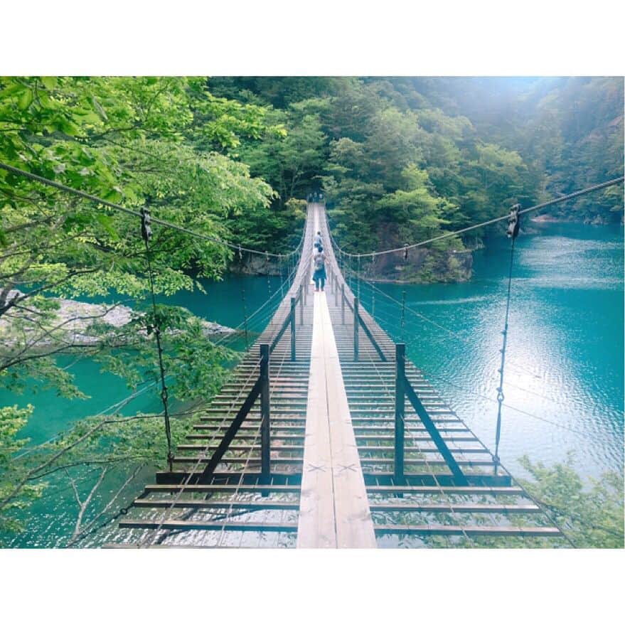 石倉侑芽さんのインスタグラム写真 - (石倉侑芽Instagram)「. . 週末は仲良しメンバーで静岡県へ♡ #夢の吊り橋 に行って来たよ💗 . 世界ランキングに入るくらいの絶景✨ エメラルドグリーンと緑と青空で 自然をたっぷり感じられる素敵な場所でした🌲💓 . この吊り橋を渡るには、 歩いて約1時間半の山道が😱💓 歩くの大好きやから楽しかった🎀 吊り橋は10人ずつしか渡れなくて、 行列が出来ていました😳😳 時間に余裕を持って行くのがおすすめ💓 . 真ん中で恋のお願い事をすると叶うっていう吊り橋💗 ちゃんとお願いしてきたよ🎀 . 高い所も絶叫も大好きやけど、 揺れるし狭いし底見えるし さすがのゆめ達もこわいってなった😱 でも素敵な景色見れて幸せでした💓 . #静岡 #静岡観光 #寸又峡  #女子旅 #吊り橋 #縁結び #お祈り #パワースポット #フォトジェニック #登山 #自然 #最高 #ドライブ #声まだ変 #今日病院行ってきた」5月23日 18時41分 - yume8115
