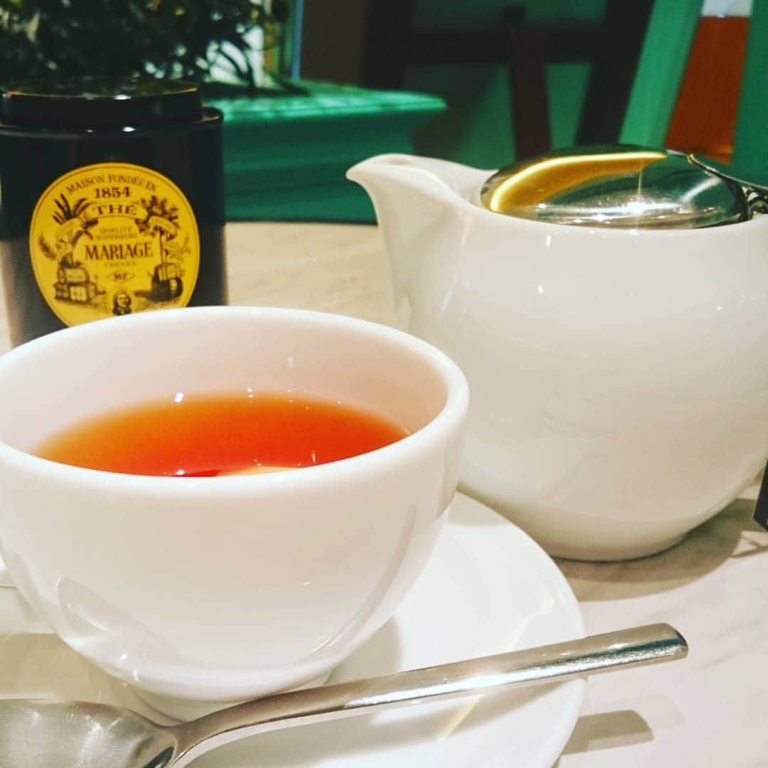 umedahankyusanfeliceさんのインスタグラム写真 - (umedahankyusanfeliceInstagram)「サンフェリーチェおすすめドリンクその③ ちょっと優雅に高級な紅茶を楽しみたい方におすすめなのが、フランスの有名メーカー、マリアージュフレールの紅茶です！ 人気のフレーバーティー・マルコ・ポーロをはじめ、6種類の茶葉をご用意しています♪ドリンクセットなら+200円でグレードアップ可能ですよ✨ランチやティータイムを少しだけ優雅に過ごしてみませんか？？ #サンフェリーチェ#紅茶#マリアージュフレール#ティータイム#梅田カフェ#梅田カフェ巡り#阪急うめだ」5月23日 19時23分 - umedahankyusanfelice