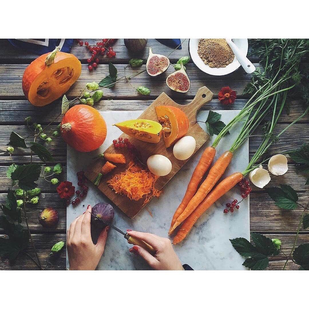 Rola's Kitchenのインスタグラム：「Which kind of cake shold we bake? 🥕🤔🎃... 📸: @_foodstories_  #carrot #cooking #pumpkin」