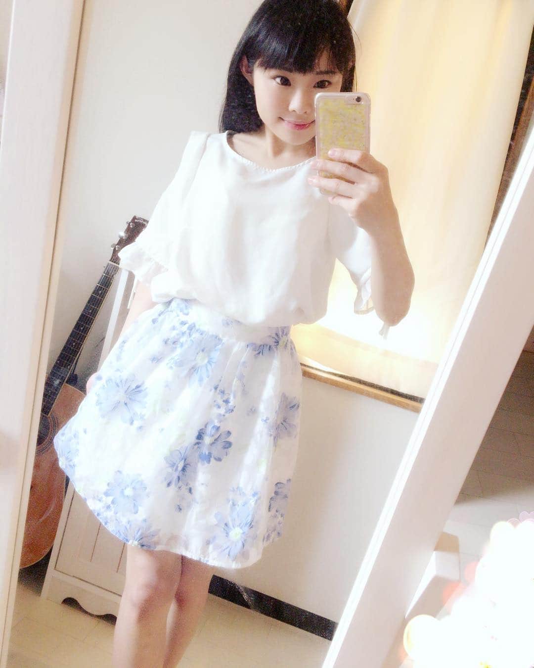 初芽里奈のインスタグラム：「暑くなってきましたねっ🍧✨ 白いトップスと膝丈のスカート💕 たぶん足元は6センチヒールくらいのパンプス👠 普段着がずっとこんなテイストで落ち着くからつい似たものを着てしまいがちです💦  パーカーとかTシャツとかジーンズが着たいけどこの顔とこの髪型だとあんまり似合わなくてね～……😭パーカー似合いたいっ！髪切りたーい！今年は切る気でいるのだっ💕  個性★☆☆☆☆ 素人設定の撮影で使える度★★★★☆ #りなしふく  #初芽里奈  #AV女優さんの私服が見たい  #AV女優」