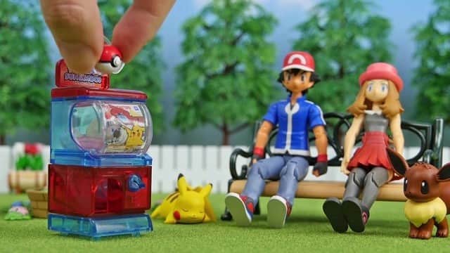アルパコのインスタグラム：「Pokemon Mini Vending Machine Surprise Toys . . Click the URL of the profile for the main video. . . #pokemon #pokémon #pokemontoys #poketoys #pocketmonsters #pokemonmaster #pkmn #pokemonfigures #nintendo #toys #toyvideo #toystagram #kidstoy #kidstoys #miniatur #unboxing #opening #moncolle #pokedex #pikachu #ash #serena #VendingMachine #surprisetoys #gacha #pokemontrainer #alpaco」