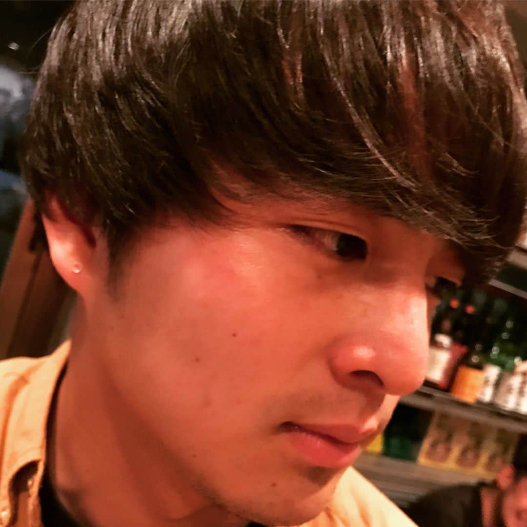 間宮祥太朗さんのインスタグラム写真 - (間宮祥太朗Instagram)「25歳まできて何故か最近ピアスを開けたダッチさんと深夜２時に揚げ物だらけの丼を平らげるアズさん」5月24日 17時36分 - shotaro_mamiya