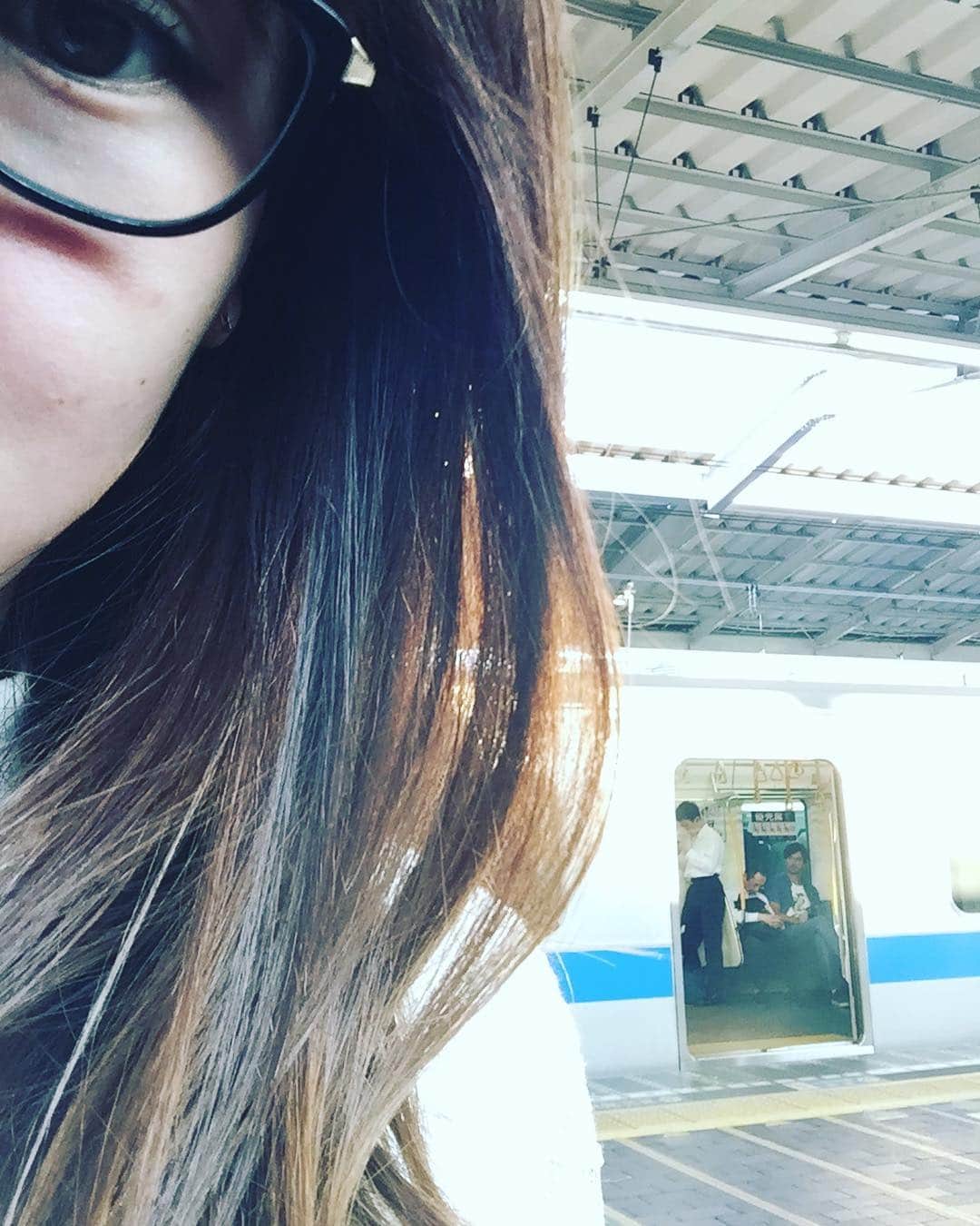 竹村真琴のインスタグラム：「お出かけ #電車 #メガネ #すっぴん #病院」
