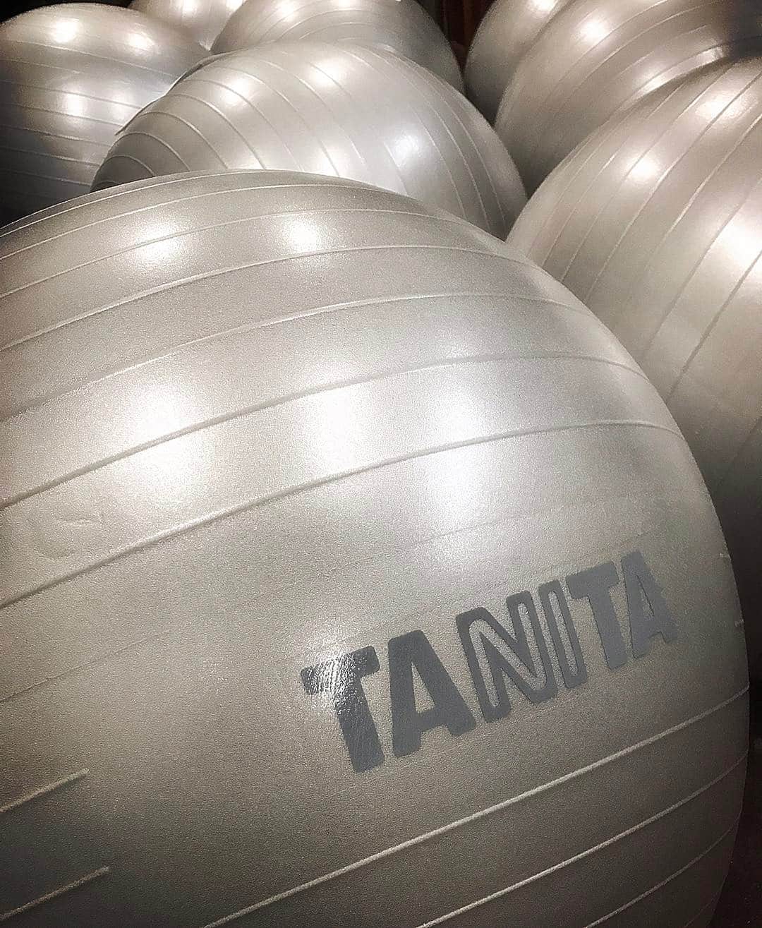 タニタさんのインスタグラム写真 - (タニタInstagram)「タニタの運動具シリーズ、タニタサイズのうちのひとつ、ジムボール。 並べるとなかなか不思議な光景です^_^ #タニタサイズ  #オフィスの椅子をバランスボールに  #ながらでダイエット #ジムボール」5月24日 13時20分 - tanita_jp