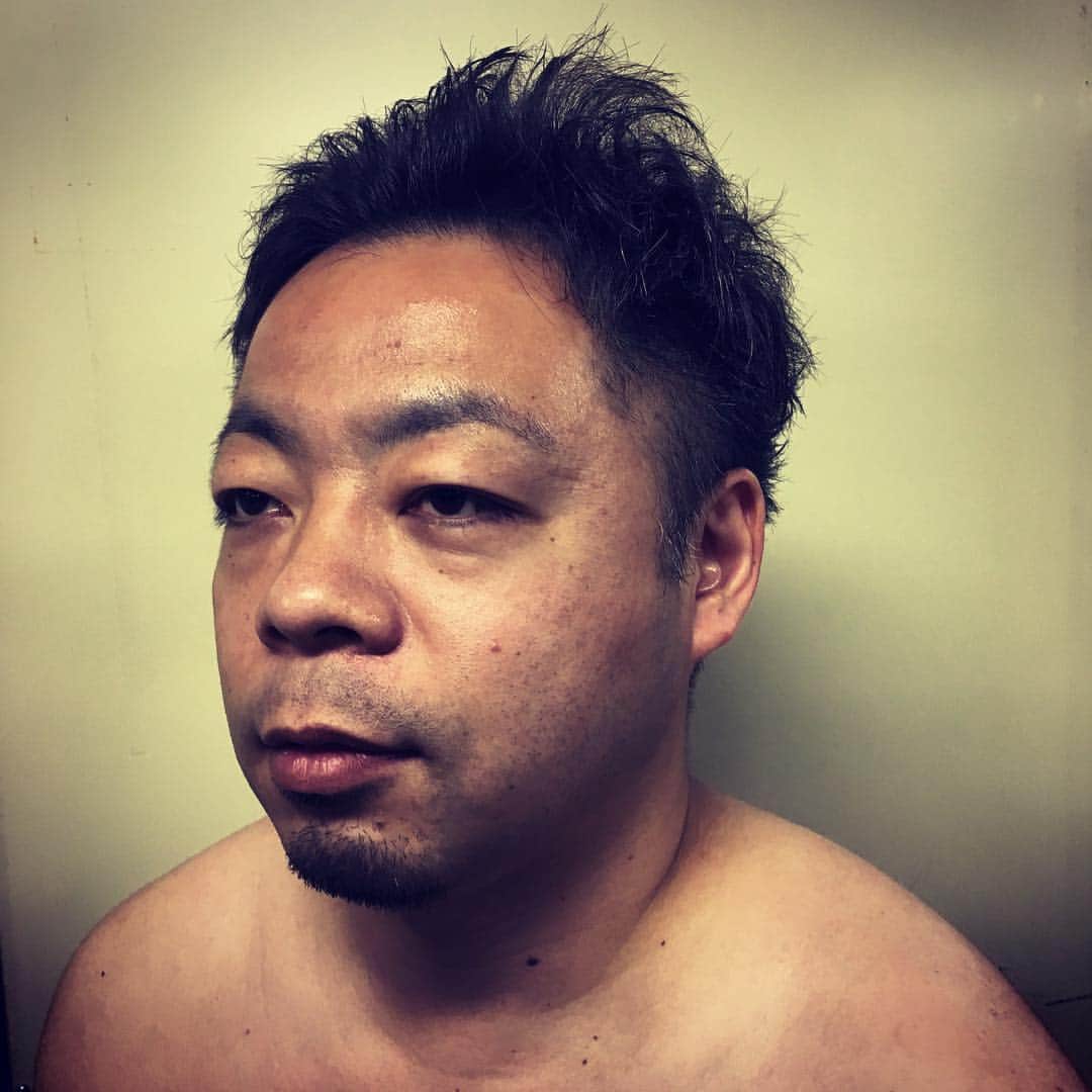 井上聡のインスタグラム：「プレステのゲームのキャラクターエディットを失敗したような感じに写ってますがこれはダイアン西澤。デビュー当時から1.8倍体重増量。常にひとりで壁に貼ってるチラシをみてつぶつぶ言っている。この子も病気。」