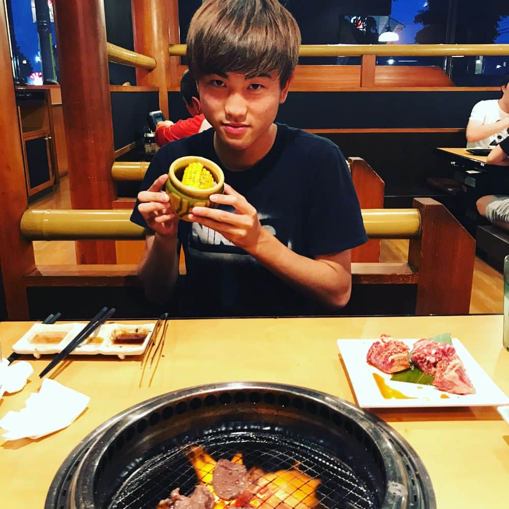 垣田裕暉のインスタグラム：「幾度も笑って欲しい幾笑と焼肉に来たよ！ また明日から頑張りましょう！ 焼肉は安定に美味しい！ #宮崎幾笑 #焼肉キング #めっちゃおいしいよ#」