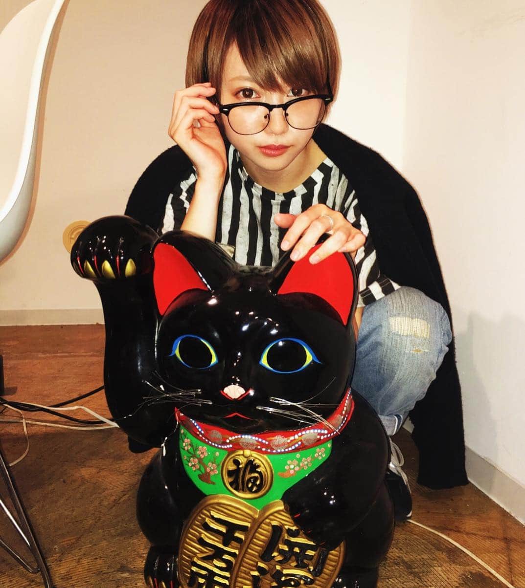 篠崎こころのインスタグラム：「事務所day❤︎招き猫鎮座しとった」