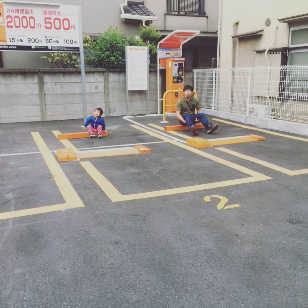 杉山しずかさんのインスタグラム写真 - (杉山しずかInstagram)「#駐車場で遊んじゃだめ#何やらあの段差でひと休みするのが2人の流行りみたい。 #なかなか歩くの上手ならない #転びまくり #1歳5ヶ月」5月24日 20時53分 - shizukasugiyama0211