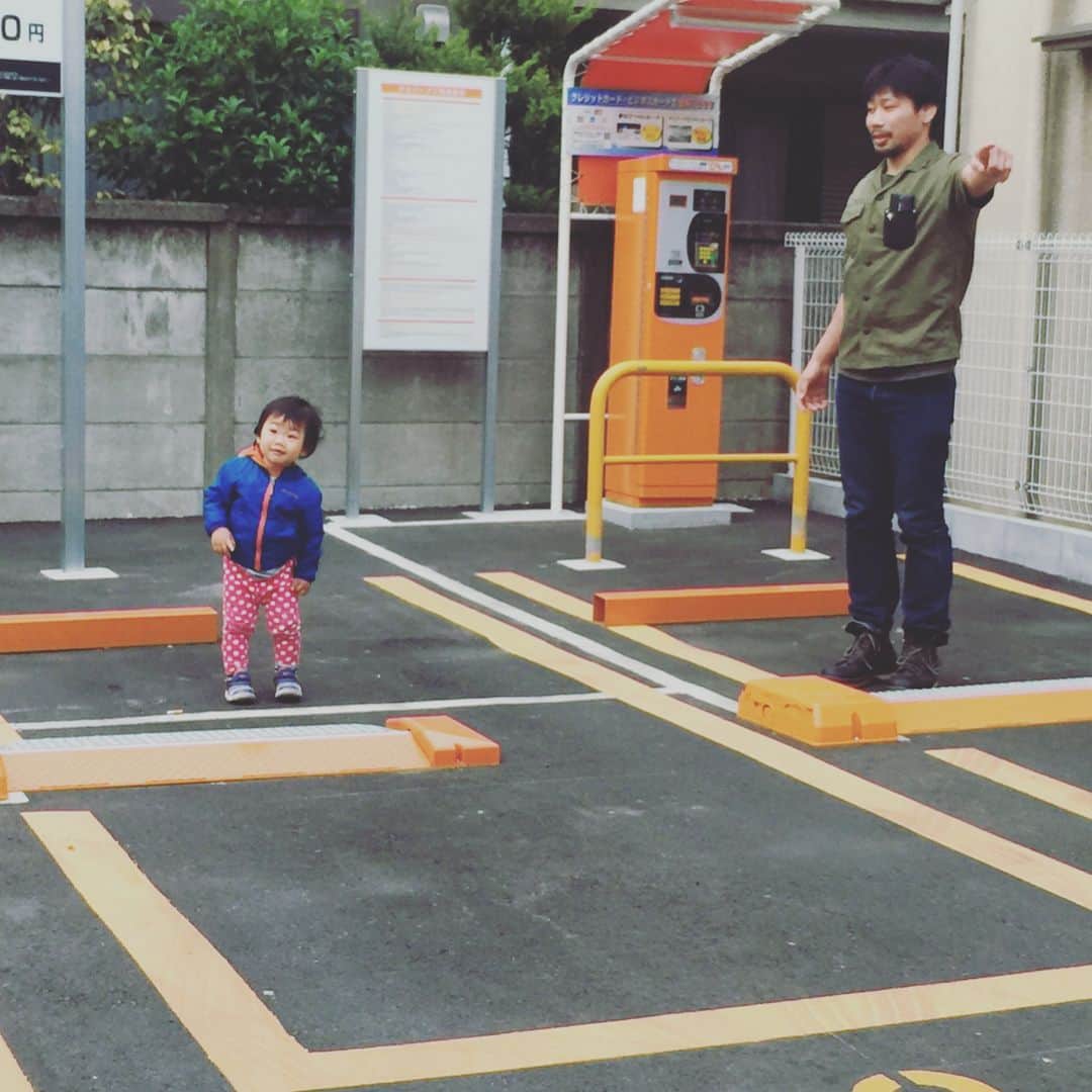 杉山しずかさんのインスタグラム写真 - (杉山しずかInstagram)「#駐車場で遊んじゃだめ#何やらあの段差でひと休みするのが2人の流行りみたい。 #なかなか歩くの上手ならない #転びまくり #1歳5ヶ月」5月24日 20時53分 - shizukasugiyama0211