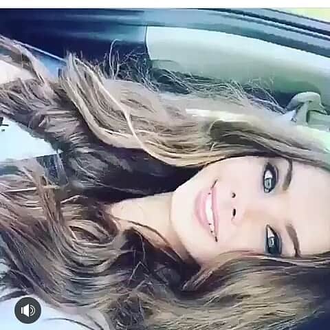 メイカ・ウーラードのインスタグラム：「smile😃 @meikawoollard」