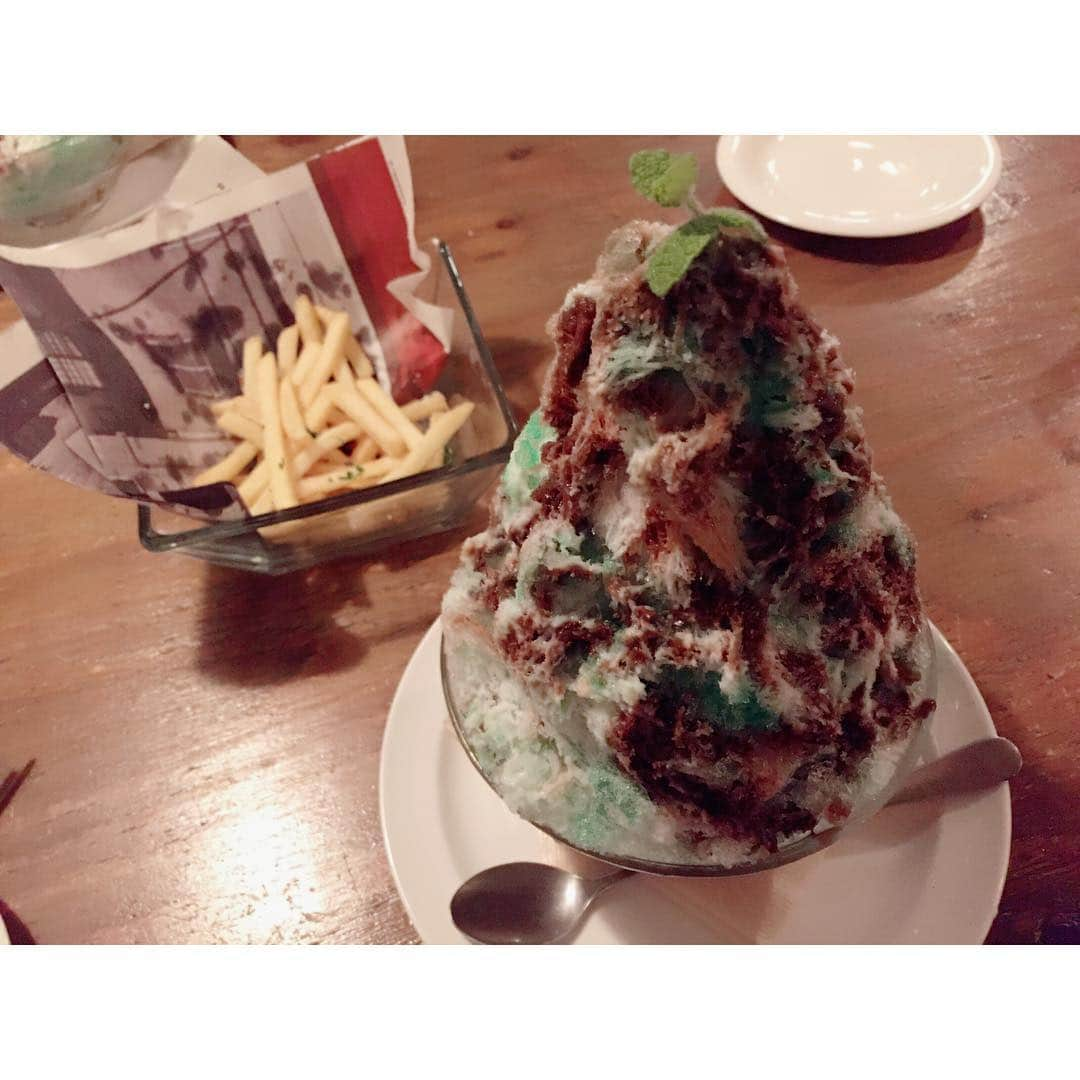 竹内舞のインスタグラム：「🍫🌱🍧 チョコミントかき氷 と、その先のフライドポテト🍟 最高かよ🤣🤣🤣 #かき氷 #はじめました #今年もチョコミント」