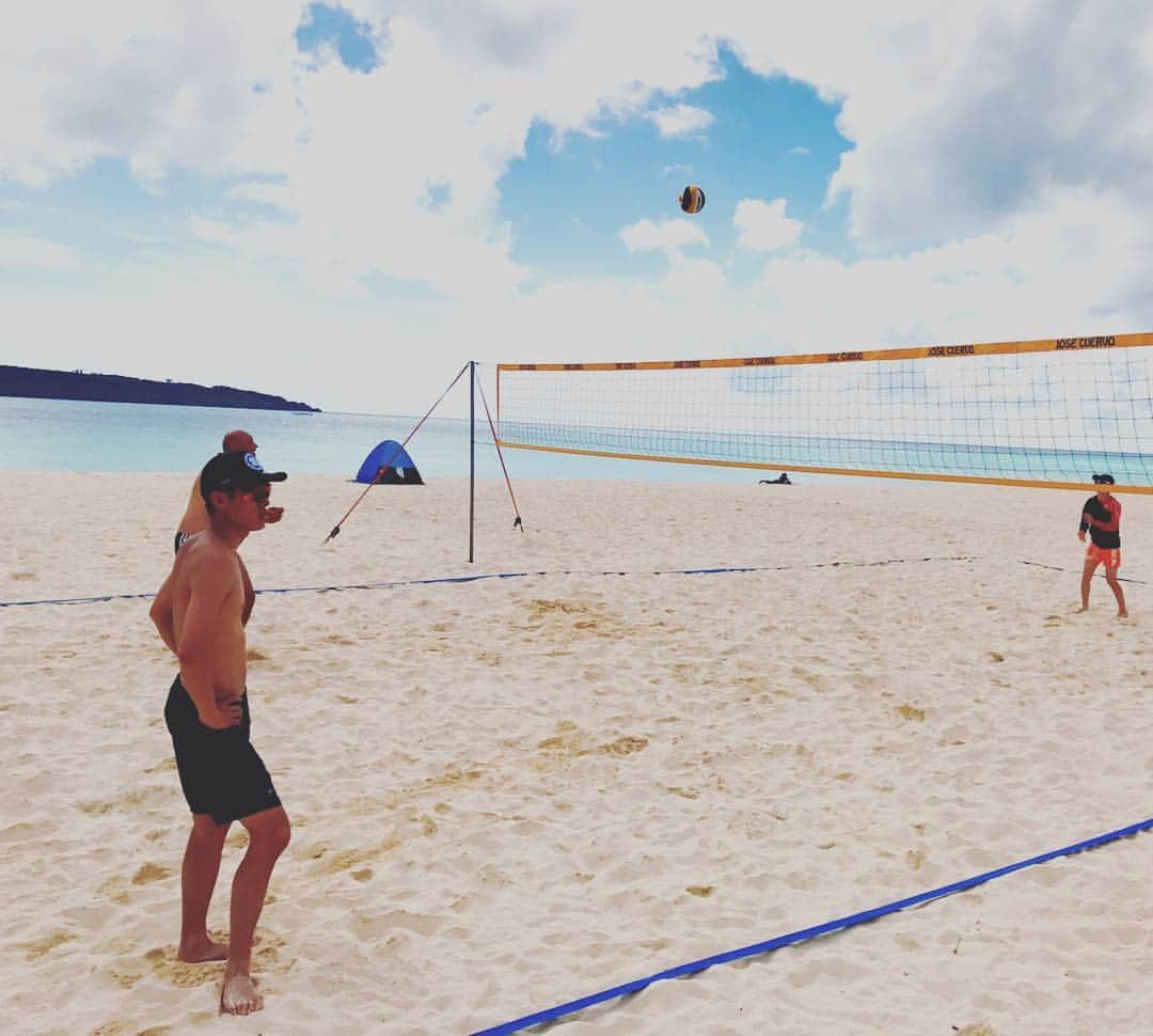 竹内択さんのインスタグラム写真 - (竹内択Instagram)「Beach ball:) これまたバレーとは違って難しい。。ジャンプ力つきそう(｀・ω・´) #beachball #ビーチボール #miyakojima #宮古島 #training #トレーニング #💦 #takutakeuchi」5月25日 0時06分 - taqtakeuchi