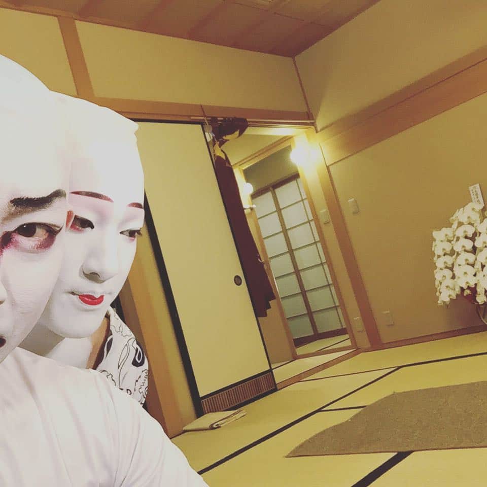 坂東亀三郎さんのインスタグラム写真 - (坂東亀三郎Instagram)「團菊祭五月大歌舞伎も残り3日。  来月も再来月も尾上右近さんと一緒。 今月は他人、来月は主従、再来月は夫婦、どんどん関係性が近づいていきます（笑） ってか怖い写真にも見えなくないわな😅 #歌舞伎役者的空間シリーズ」5月25日 7時23分 - otowayabando