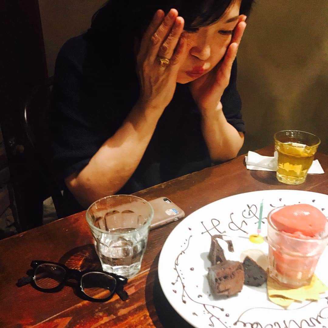 椎名直子さんのインスタグラム写真 - (椎名直子Instagram)「あゆみ先輩のお誕生日🎂  かおをかくしているのは、、、 チーズもびっくり🐶！ おめでとうございます〜っ💗」5月25日 9時46分 - natadecoco