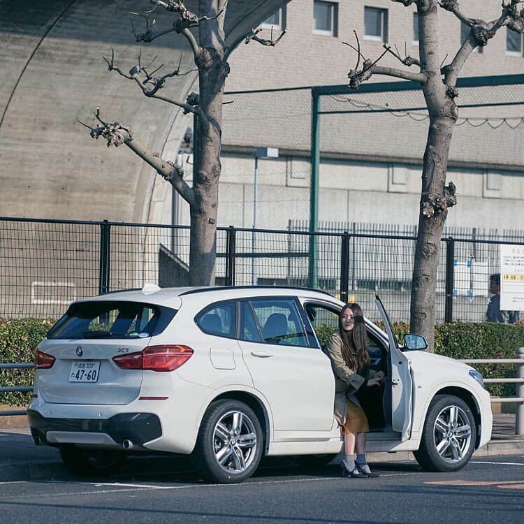 BMW Japanさんのインスタグラム写真 - (BMW JapanInstagram)「コンパクトなサイズの「X1」だから、車高も高すぎることなく、女性でもスムーズに乗り降りできるのがうれしい。  https://with.bmw-japan.jp/campaign/  #BMW #BMWJapan #駆けぬける歓び #BMWX1 #X1 #ドライブ #運転 #運転しやすい #優しい #快適 #ちょうどいい　#ジャストサイズ #ぴったり #東京 #都内 #街中 #お出かけ #ぶらり #うれしい #気持ち良い #楽しみ #気分 #女性 #マイカー #私の #自分らしく #似合う #BMWWorld #BMWPost #BMWgram」5月25日 20時01分 - bmwjapan