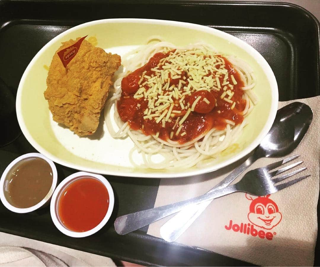 Jurina Otsukiさんのインスタグラム写真 - (Jurina OtsukiInstagram)「みんな大好きJollibee🐝❤️ 次はいつ食べれるんだろー👅  #Philippines 🇵🇭 #MANILA 🌴 #jollibee 🍝 #food 🍟」5月25日 20時17分 - juri_jurina_888