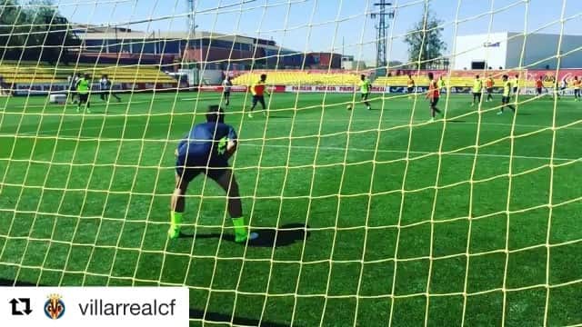 ロベルト・ソルダードのインスタグラム：「¡No me ha temblado mucho el pulso! 😜⚽️ ・・・ Ahí tenéis a Manu Trigueros de portero 🥅 y cómo @r9soldado aprovecha la situación 😆! #villarreal #futbol #football #soccer #laliga」