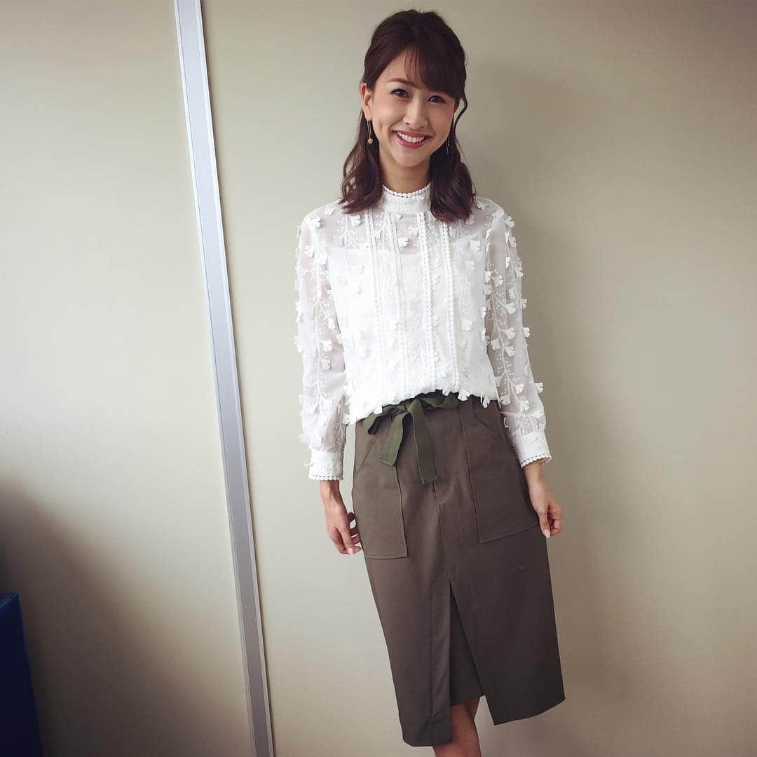 澤田南のインスタグラム：「BOAT RACEライブ 衣装はこんな感じでした♥︎︎∗︎ . トップス #breadnbutter #ブレッドアンドバター  スカート #trois #トロワ . 一年中、白×カーキの組み合わせが好きだぁーー‼️🌷」