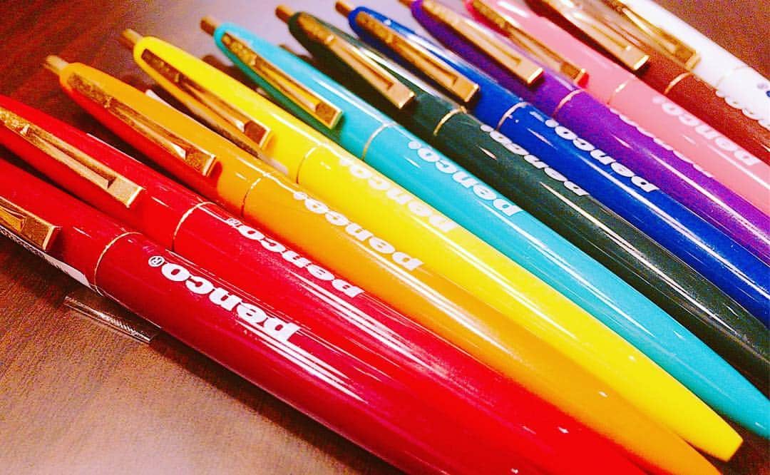 PENNAのインスタグラム：「[penco ビックノックボールペン] カラーバリエーションが豊富なので、自分好みの1本を選べます(*´-`) スケジュール帳のお供に！ ※インクは全て黒色です」
