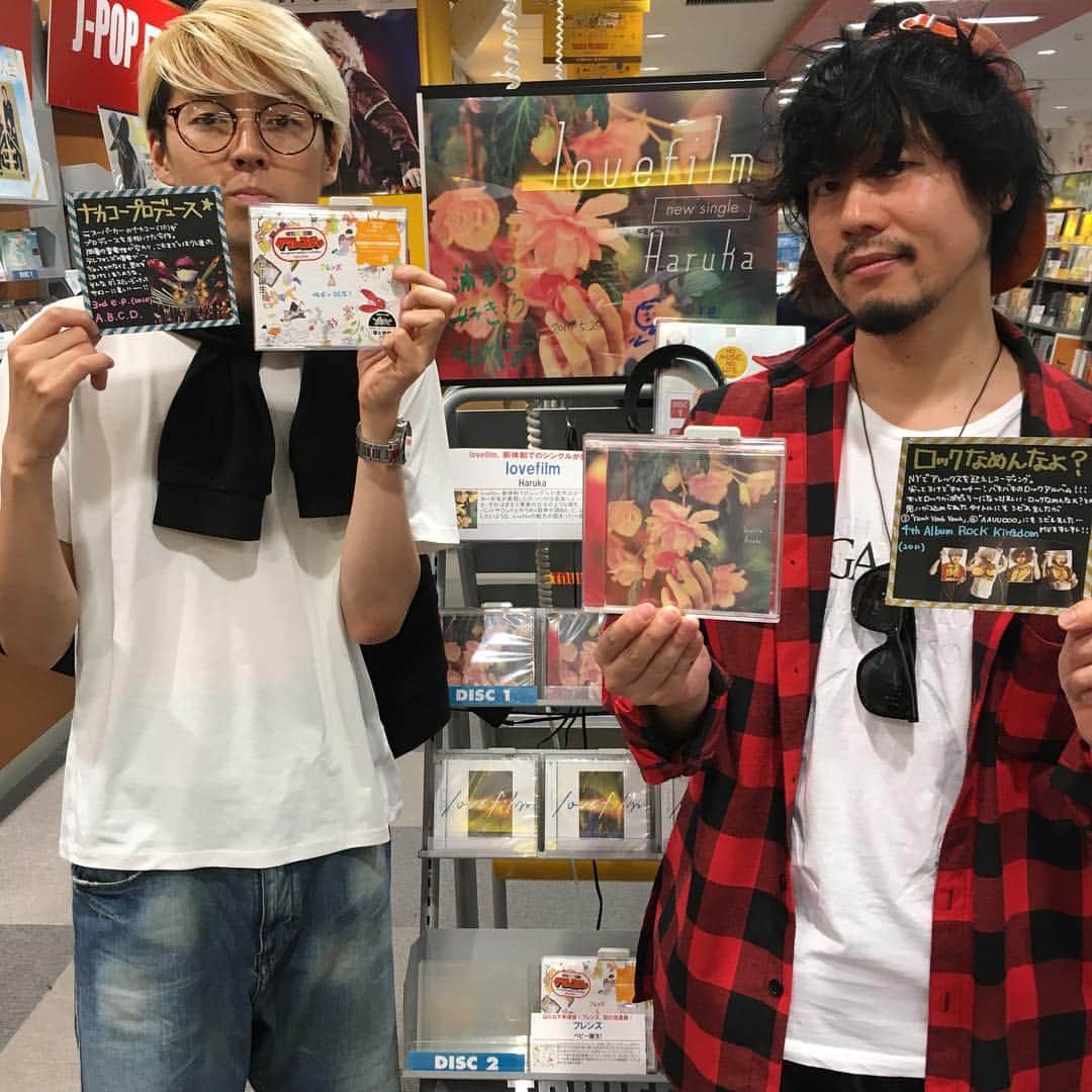 のインスタグラム：「そして石毛の地元！タワーレコード浦和店さんへ！ レジ近くで展開して頂いています！  #lovefilm #タワーレコード浦和店 #タワレコ」