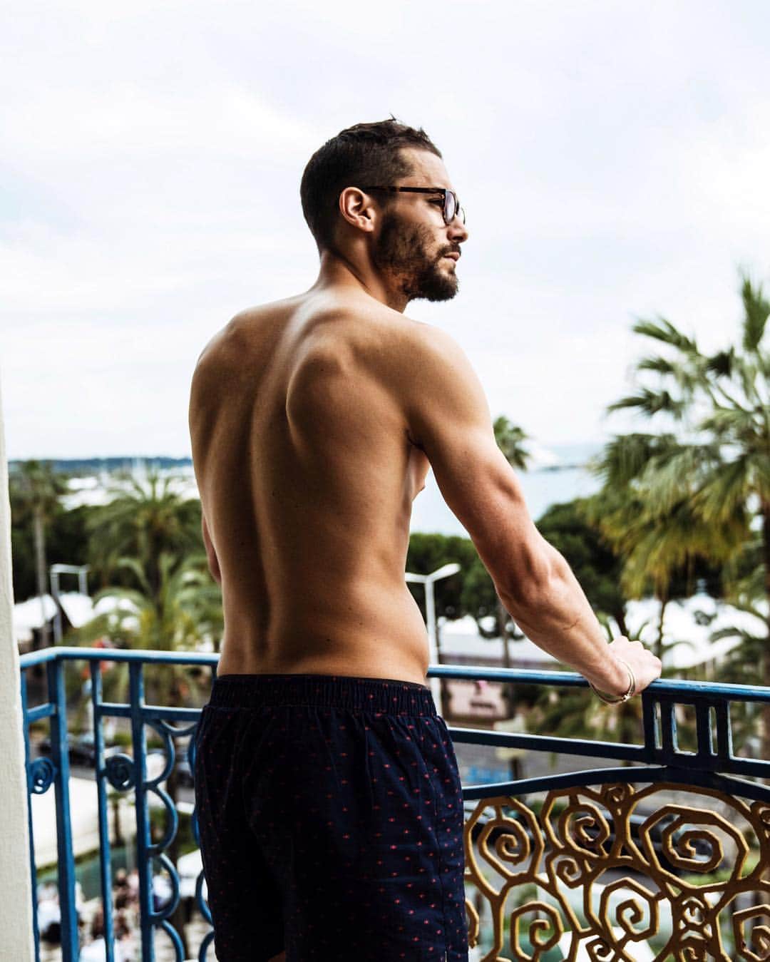NICOLAS SIMOESのインスタグラム：「Good morning everyone. I'm happy to join the @intimissimiuomo family and to be one of their new faces. A new adventure begins 🔥🙌🏻 #intimissimiuomo #ad #stylebysimoes」