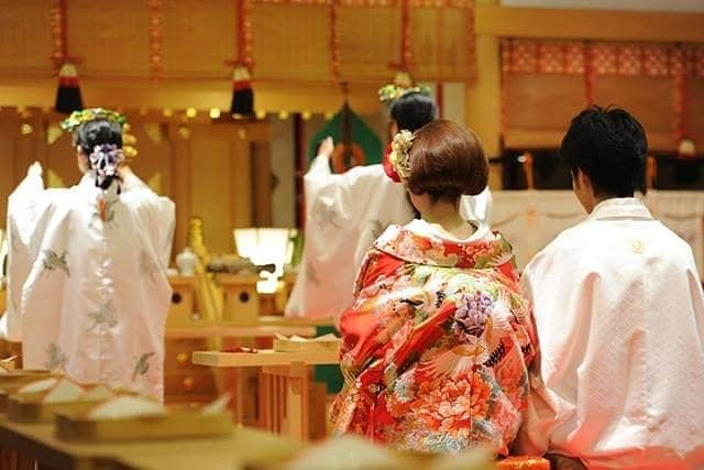 家族挙式はベストブライダルのインスタグラム：「☆家族挙式で神社婚☆ 先輩カップルの声を大公開！！ http://jinjya.kazoku-wedding.jp/testimonials/ これまで、家族挙式で神社婚を挙げられたカップルのご方々のご紹介です。 『家族挙式の神社婚』のサロンでは、経験豊富なウエディングプランナーが、おふたりのご相談をお待ちしております。ご相談は無料ですので、お気軽にお問い合せ・ご来店ください。 ご見学やご質問など、ご気軽にお問い合わせくださいませ♪ お電話でのお問い合わせは、03-5733-8652（関東エリア共通ダイヤル）までお願い致します！ ＜お問い合わせ＞ お電話　⇒⇒⇒　03-5733-8652 スマートフォン　⇒⇒⇒　http://kazoku-wedding.jp/sp/ ◇お問い合わせ・資料請求◇ https://reg34.smp.ne.jp/regist/is… ◇サロン予約◇ https://reg34.smp.ne.jp/regist/is… ◇空日確認・挙式予約◇ https://reg34.smp.ne.jp/regist/is… ◇各種ご案内◇ 神社婚プラン情報　⇒　http://jinjya.kazoku-wedding.jp/plan/ 相談サロンのご案内　⇒　http://jinjya.kazoku-wedding.jp/salon/ スタイルいろいろ家族挙式　神社挙式 #家族挙式#ベストブライダル#bestbridal#結婚式#挙式#和婚#会食#披露宴#無料試食#試食#式場#会場#会場見学#見学#相談#相談会#チャペル#chapel#ウェディング#wedding#ウェディングドレス#ドレス#dress#試着#フェア#サロン#ウエディングプランナー#わたしたちが家族と呼べる人と#神社婚」