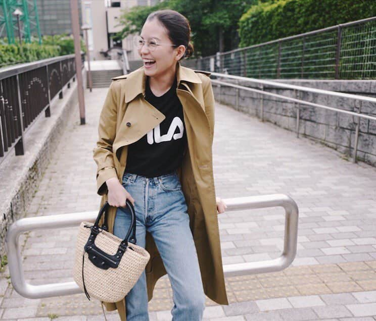 矢野未希子さんのインスタグラム写真 - (矢野未希子Instagram)「#ootd  Ｔシャツは @filausa  カゴバッグとトレンチは @balenciaga  ハワイでセールが始まってたので購入したもの♡」5月25日 18時18分 - mikko1104