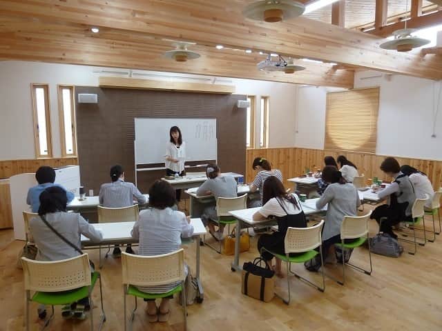 河合の家【KAWAiのおうち】のインスタグラム：「河合工務店の“たえさん”こと河合妙子です。整理収納の勉強を始め、8年前からセミナー講師としてお片づけに悩む方々に整理収納のノウハウをお伝えしてしています。今では、整理収納・家事代行の会社『Rapport（ラポール）』を立ち上げ、セミナーなどを通じて1,000人以上の方にお片づけをアドバイスさせていただきました。 お片づけ・お掃除のレッスン、講座、家事代行、モノと心の整理をするお片づけセラピスト養成講座、女性のための心理カウンセリングなど、奥さまを応援するさまざまなことを行っていますので、お気軽にお問合せください。 * #河合工務店 #KAWAINOIE #自然素材 #健康住宅 #檜 #無垢 #シックハウス #喘息 #アレルギー #注文住宅 #新築 #リフォーム #マイホーム #ナチュラル #木の家 #インテリア #デザイン #LDK #内装 #一戸建て #収納 #三河 #豊橋の工務店 #豊橋 #豊川 #田原 #新城 #蒲郡 #湖西」