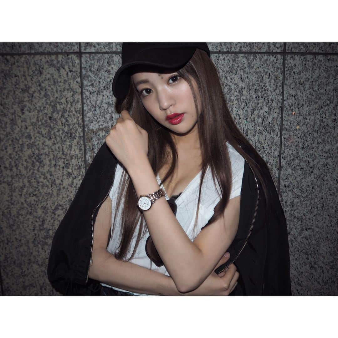 志田友美（ゆうみん）のインスタグラム：「today's code❤️❤️ 最近つけてるMARC JACOBS⌚♡ 新作😳デザインどツボ💋 #today #ootd #code #drmartens  #watch  #マークジェイコブスウォッチ #marcjacobswatches」