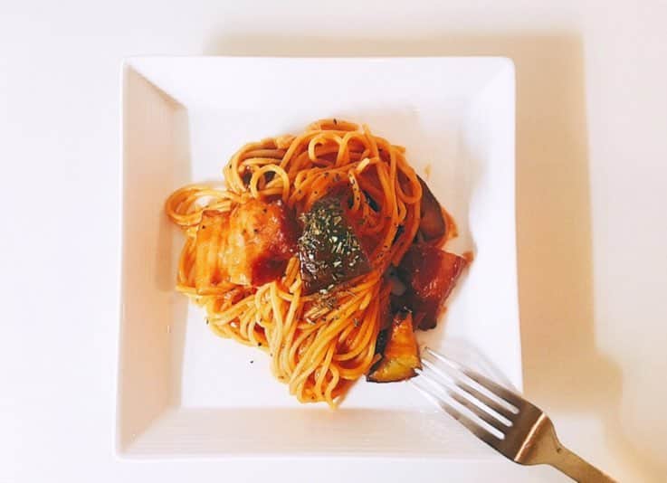 加治ひとみさんのインスタグラム写真 - (加治ひとみInstagram)「🍝💟🍝➰🤓🍴✨ . . . . アラビアータを作ったよ💛厚切りベーコン大好き（笑）いただきます😍😍 #cooking#dinner#pasta  #アラビアータ#tomato#山盛り😂」5月25日 22時32分 - kaji_26