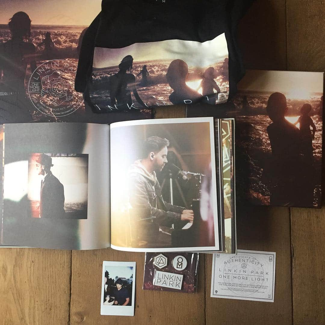 マイク・シノダさんのインスタグラム写真 - (マイク・シノダInstagram)「I just got the limited edition version of the album you can check it out an unboxing on my Instagram Story. Super happy with how it turned out! Thanks for all the support on #onemorelight」5月25日 23時47分 - m_shinoda