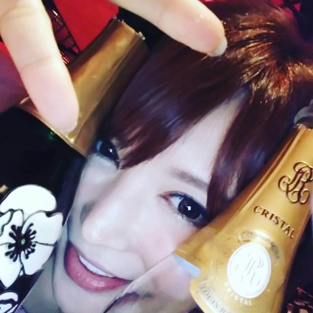 里美ゆりあのインスタグラム：「ベルエポックとクリスタルわーい🎵 #六本木#舞人#キャバクラ#クラブ#高級#ベルエポック#クリスタル」