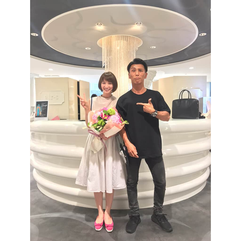 芹那さんのインスタグラム写真 - (芹那Instagram)「お花ありがとう💪🏾💇🏾‍♂️💓💓 @marumaru5528  こないだホテルのシャンプーにカリカ混ぜたら髪の毛つるさらになったので、髪染め液にも混ぜてみた😙🌈💖 髪質大事👩🏻‍🎤✨✨✨✨ お家で染める人とかオススメ👌🏻👌🏻👌🏻 👠 @hills_avenue」5月26日 7時32分 - serinaofficial