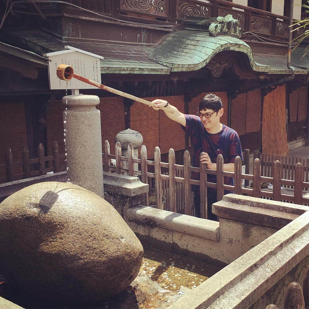 宮田麺児のインスタグラム：「玉の石。  道後温泉よこにあります。この玉の石に水をかけると 競馬めちゃくちゃ当たります。 ダービー当てるために栗東いかず 松山来ました。」