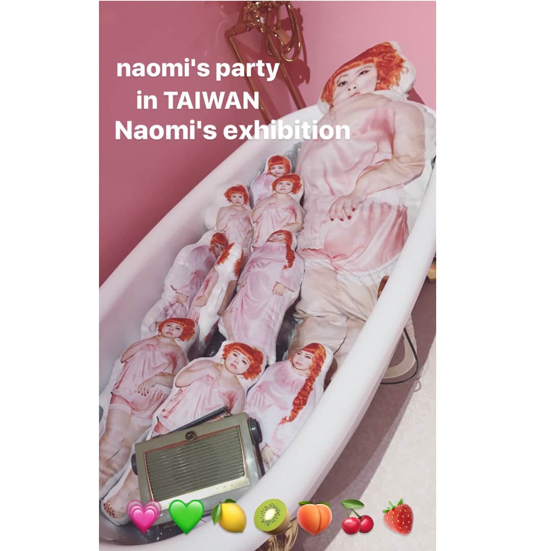 渡辺直美さんのインスタグラム写真 - (渡辺直美Instagram)「Naomi's party in TAIWAN🙋🔥 Naomi's exhibition🍋 5/27〜7/31💚 THANK YOU🍒 謝謝🙏 #台湾で直美展やります #ありがとうございます #台湾に行った際は是非お立ち寄りを #最後は空港の待ち時間で楽しんでる写真です #くだらなすぎ #社員の三好さん #遺伝子強すぎ #機内で声を殺してワロタ」5月26日 13時01分 - watanabenaomi703