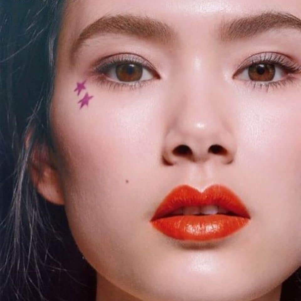 のインスタグラム：「夏に向けて💋 メイクアップも着替えなきゃ #yukibrush  #夏メイク #Repost @m0management (@get_repost) ・・・ ★★★★★★★★★★★★★ MakeUp)yUKI @yukimake ★★★★★★★★★★★★★ ★★★★★★★★★ DAZZ SHOP　2017 AUTUMN COLLECTION  AD)Aya Asou Photo)Makoto Nakagawa Hair)Ryoji Imaizumi Model)Maomi(bravo)  #m0#m0managementoffice#fashion #beauty #yUKI #makeup #makeupartist #maquilleuse #maquillage #メイク #メイクアップ #loopblue #dazzshop #2017autumncollection」